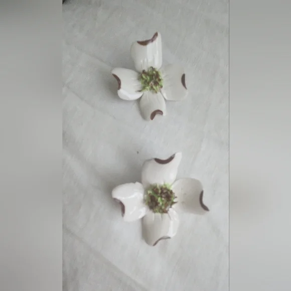 Vtg Pair- Ceramic Dogwood Flower Pin/ Brooches -Flower Pins - Picture 3 of 5